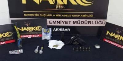 Manisa'da otomobilde 28 bin sentetik ecza ele geçirildi