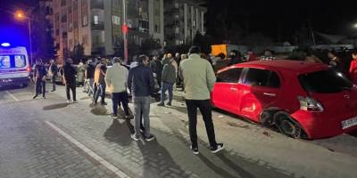 Manisa'da park halindeki 3 araca çarpan otomobilin sürücüsü yaralandı