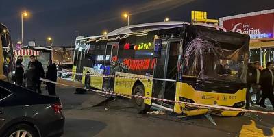 Bahçelievler'de İETT otobüsü durakta bekleyen yolculara ve bir minibüse çarptı: 1 ölü, 5 yaralı