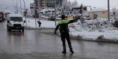 Denizli-Antalya kara yolunda kar yağışı nedeniyle ulaşımda aksama yaşanıyor