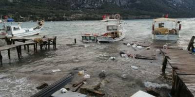 Muğla'da fırtına nedeniyle koyda bağlı 7 tekne battı, iskelelerde hasar oluştu