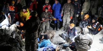 Şanlıurfa'da yıkılan binanın enkazından 22 saat sonra bir kadın kurtarıldı