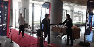 Dalaman'a gelen ilk Rus turist kafilesi çiçek ve lokumla karşılandı