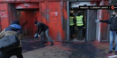 Fransa'da çevreci aktivistler Total binasını hedef aldı