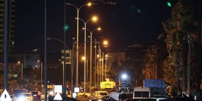 Kahramanmaraş merkezli depremlerin ardından sokak lambalarına elektrik verilmeye başlandı