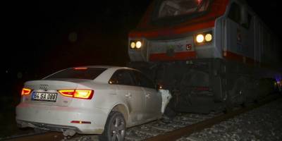 Uşak'ta yük treninin çarptığı otomobildeki 2 kişi yaralandı