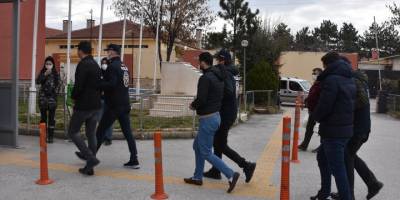 Afyonkarahisar merkezli 3 ilde, yasa dışı bahis operasyonunda yakalanan 5 şüpheli tutuklandı