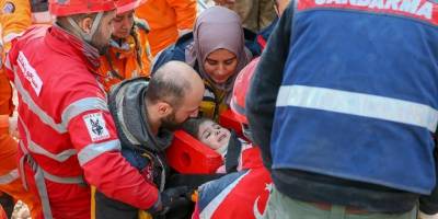 İslahiye'de baba-kız depremin 132. saatinde enkazdan kurtarıldı