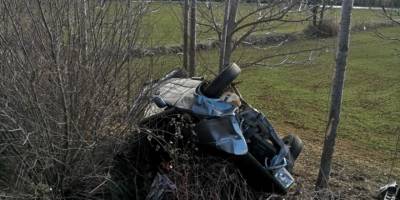 Uşak’ta şarampole yuvarlanan otomobildeki 3 kişi yaralandı