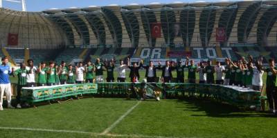 Akhisarspor kadrosuna kattığı 26 futbolcuyu basına tanıttı