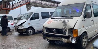 Düzce'de 3 işçi servisi ile tırın karıştığı zincirleme kazada 15 kişi yaralandı