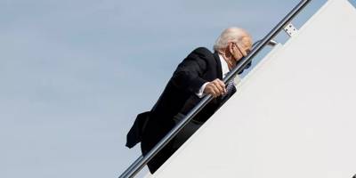 Biden, uçağa binerken 3 kez üst üste düştü