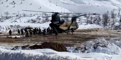 Depremzedelere helikopterlerle yardımlar sürüyor