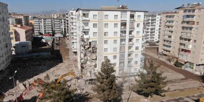 Diyarbakır'da ağır hasarlı binalar yıkılıyor