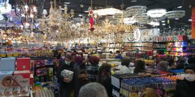 Başkent'te mağaza açılışı sosyal mesafeyi unutturdu