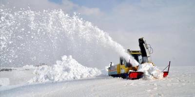 Muş'ta ekipler kar kalınlığının 4 metreyi bulduğu bölgede mücadele veriyor