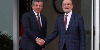 Davutoğlu'ndan parti üyelerine mesaj: Tüm üyelerimizi saat 17.00'de Saadet Partisi önünde bekliyoruz