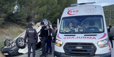 İzmir'de polisten kaçan aracın kaza yapması sonucu 2 kişi öldü