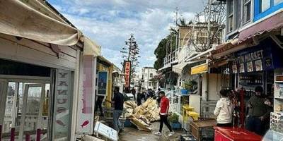 Bodrum'da fırtına nedeniyle bazı işletmelerin çatıları uçtu
