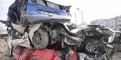 Enkazdan çıkarılan hurdaya dönmüş araçlar sahiplerini bekliyor