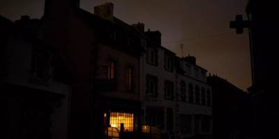 Fransa'da işçiler emeklilik reformuna karşı elektrikleri kesiyor