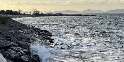 İstanbul'da lodos nedeniyle bazı vapur seferleri yapılamıyor