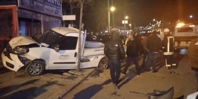 Afyonkarahisar'daki park halindeki 2 araca çarpan otomobildeki 1 kişi öldü, 4 kişi yaralandı