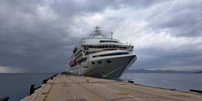 Kuşadası'na turist getiren kruvaziyer firması, depremzedeler için toplanan yardımları da ulaştırdı