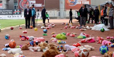 Fethiyespor-Kastamonuspor maçında depremzede çocuklar için top ve oyuncak toplandı