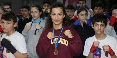 Milli boksör Ayşen Taşkın, öğrencileriyle şampiyonluklara hazırlanıyor