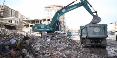 Kahramanmaraş'ta ağır hasarlı binaların yıkım işlemleri sürüyor