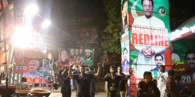 Pakistan'da İmran Han'ın destekçileri, olası gözaltı nedeniyle evinin çevresinde nöbette