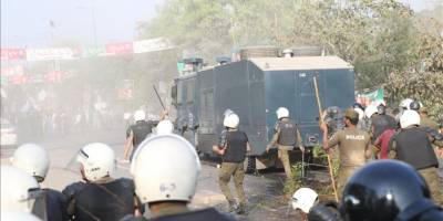 Pakistan'da İmran Han'ı gözaltına almaya gelen polis ile partililer arasında çatışma çıktı