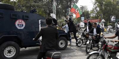 Pakistan'da mahkeme, İmran Han'a yönelik polis operasyonunu yarına kadar askıya aldı