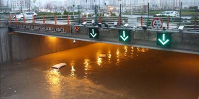 Diyarbakır'da sağanak, su baskınlarına neden oldu