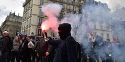 Fransızlar tartışmalı emeklilik reformuna karşı ülke genelinde sokağa indi