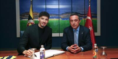 Fenerbahçe'de milli kaleci Altay Bayındır için imza töreni düzenlendi