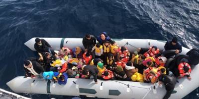 İzmir açıklarında 53 düzensiz göçmen kurtarıldı