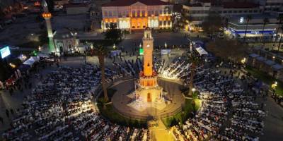 İzmir Konak Meydanı'nda depremzedelere iftar verildi