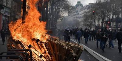 Fransa'daki emeklilik reformu karşıtı protestolarda tansiyon düşmüyor