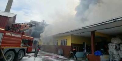 Artvin'de çay fabrikasında çıkan yangına müdahale ediliyor