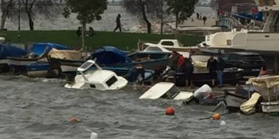İzmir’de fırtınada tekneler battı, ağaçlar devrildi