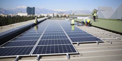 Büyükşehir çatısına güneş panellerinin montajına başlandı