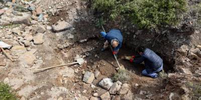 Bayındır'da kaçak kazı yapan 17 kişi yakalandı