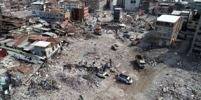 Malatya'da depremde yıkılan binaların enkazını kaldırma çalışmaları sürüyor