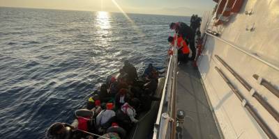 İzmir açıklarında 69 düzensiz göçmen kurtarıldı, 36 düzensiz göçmen yakalandı