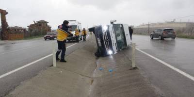 Uşak'ta servis minibüsünün devrilmesi sonucu 9 işçi yaralandı