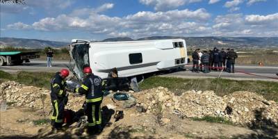 Denizli'de tur midibüsü ile otomobil çarpıştı, 2 kişi öldü, 23 kişi yaralandı