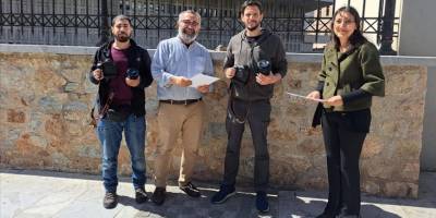 AA, Türkiye'deki depremlerde ekipmanı hasar gören Yunan gazetecilere kamera hediye etti