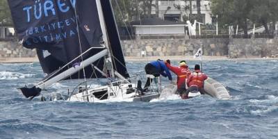 Bodrum'da yelken yarışları sırasında çarpışan teknelerden biri battı